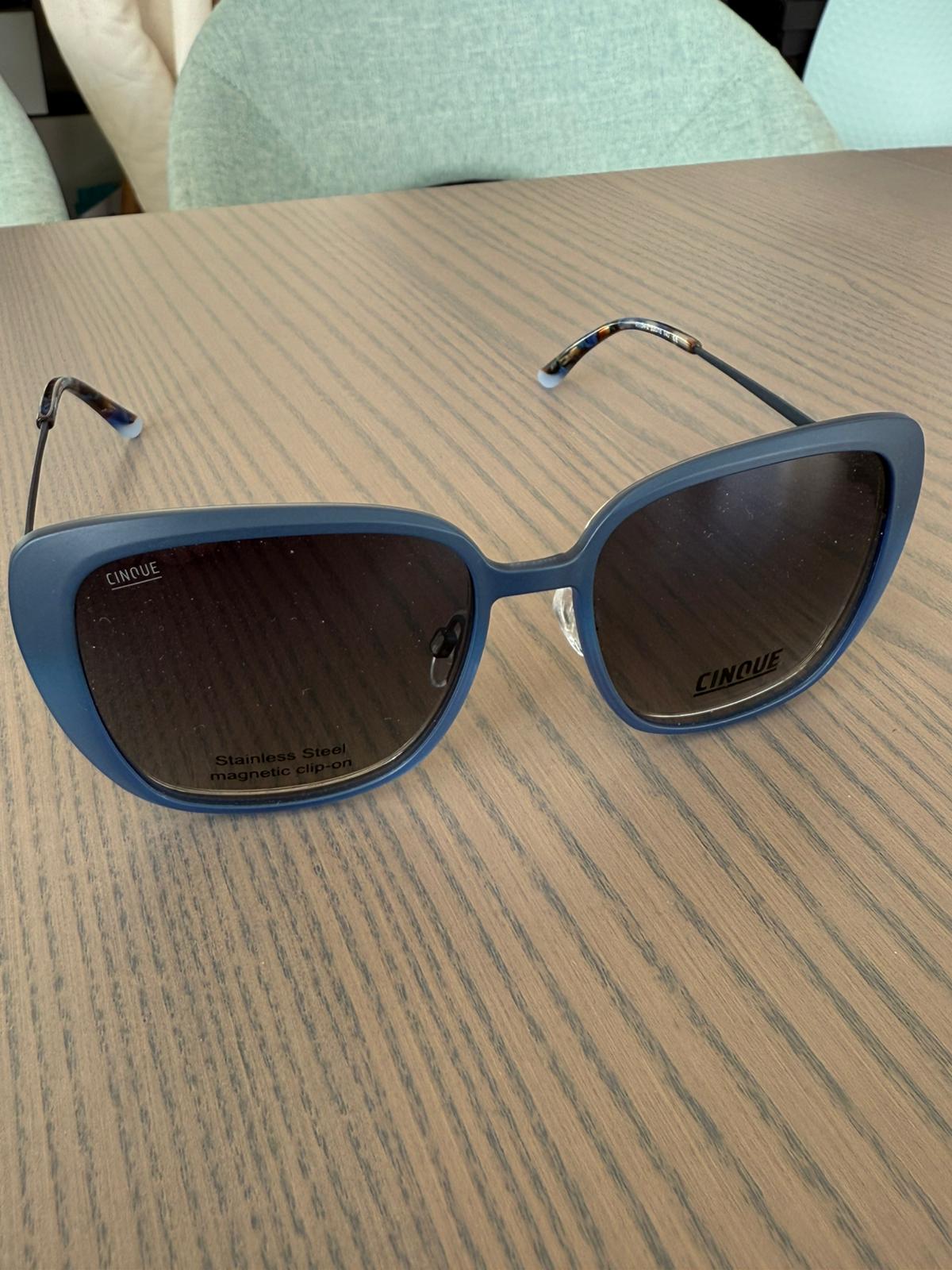 Lunettes de la marque cinque avec clip solaire magnétique