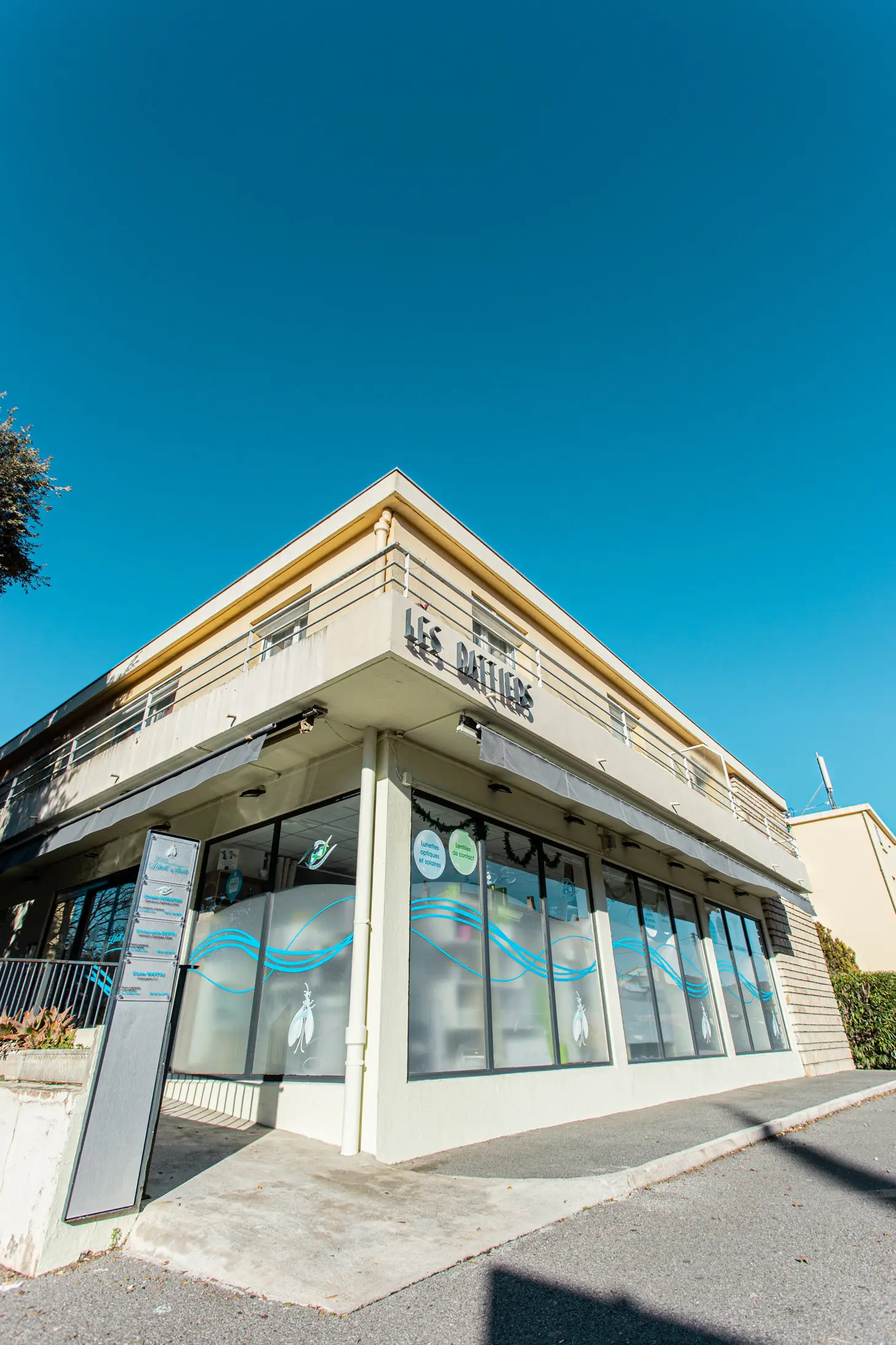 permanence a la boutique de LA CRAU pour vos besoins en lunettes, lentilles ou assistant d'écoute